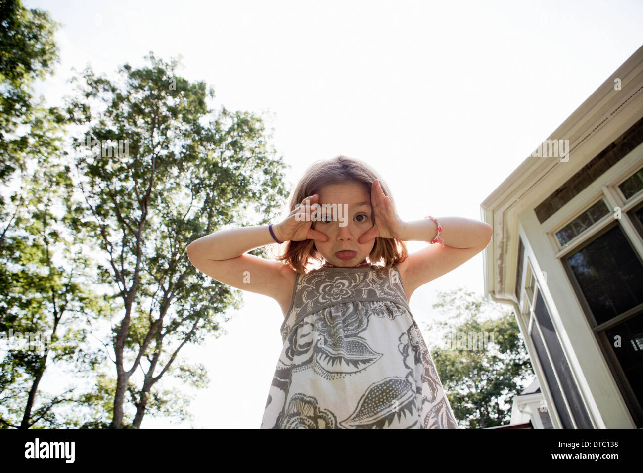 Portrait de jeune fille tirant un visage Banque D'Images