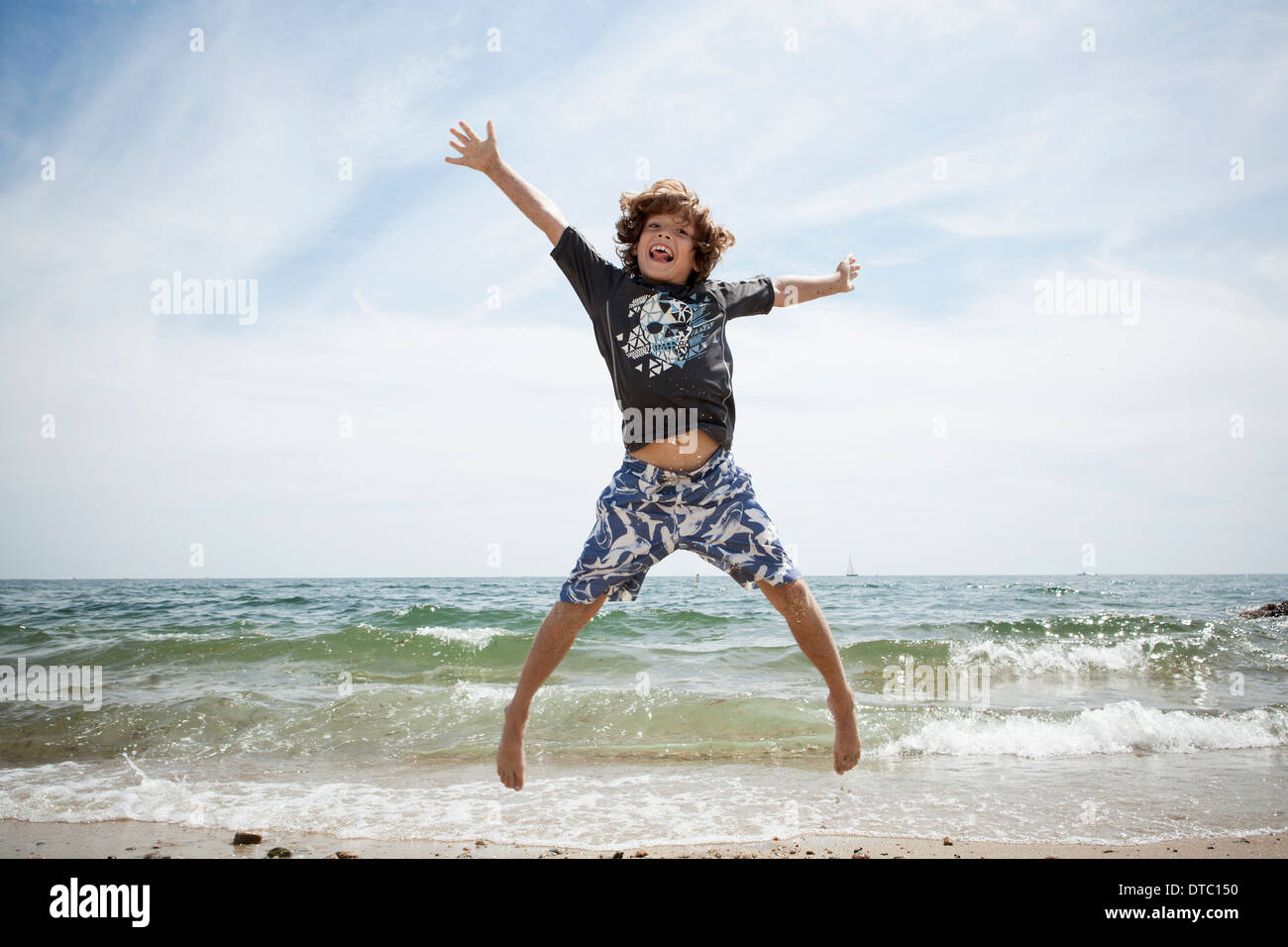 Portrait non officiel de jumping boy on beach à Falmouth, Massachusetts, USA Banque D'Images