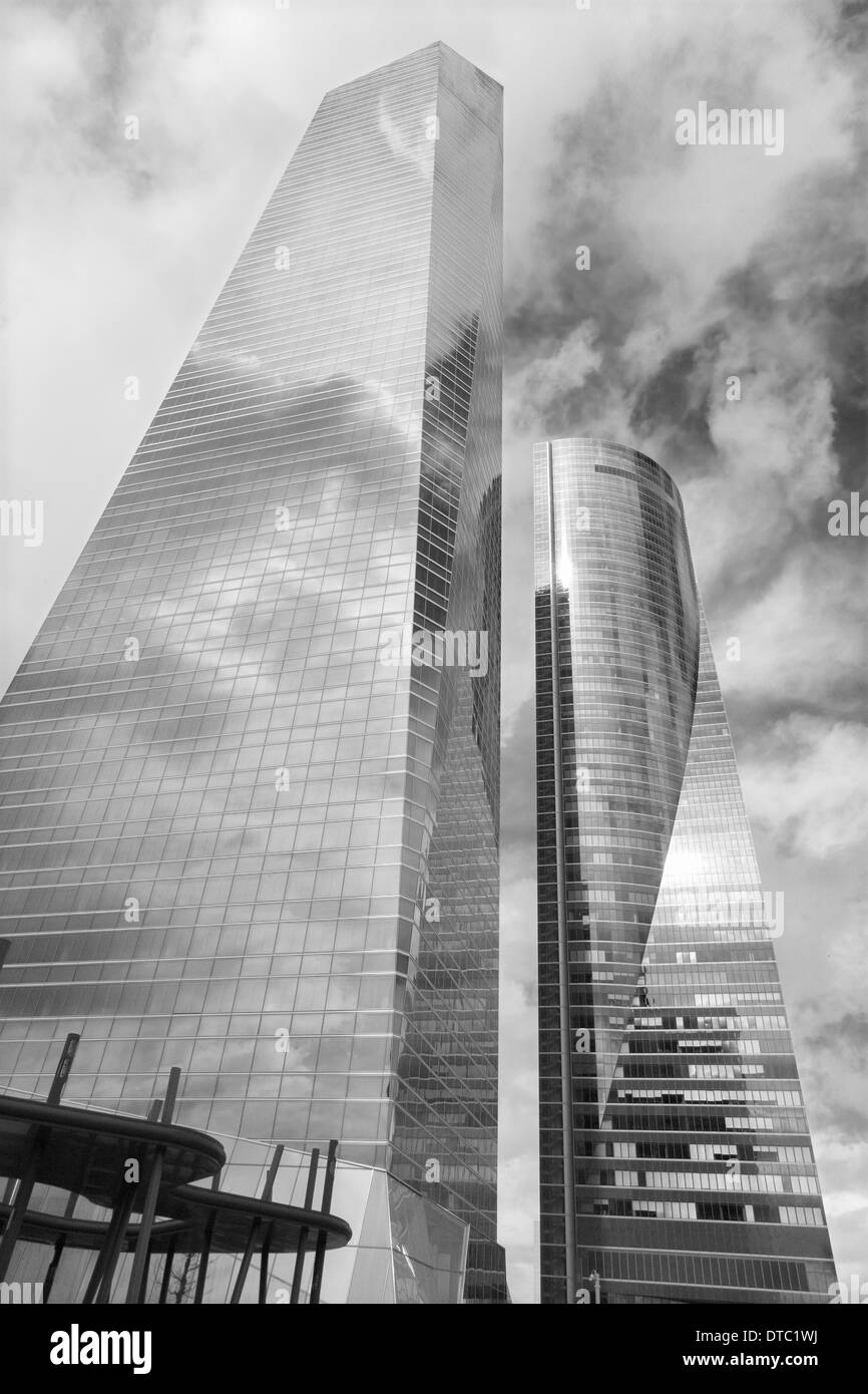 Madrid - gratte-ciel Torre de cristal par Cesar Pelli & Associates Architects et Torre Espacio par l'architecte Henry N. Cobb Banque D'Images