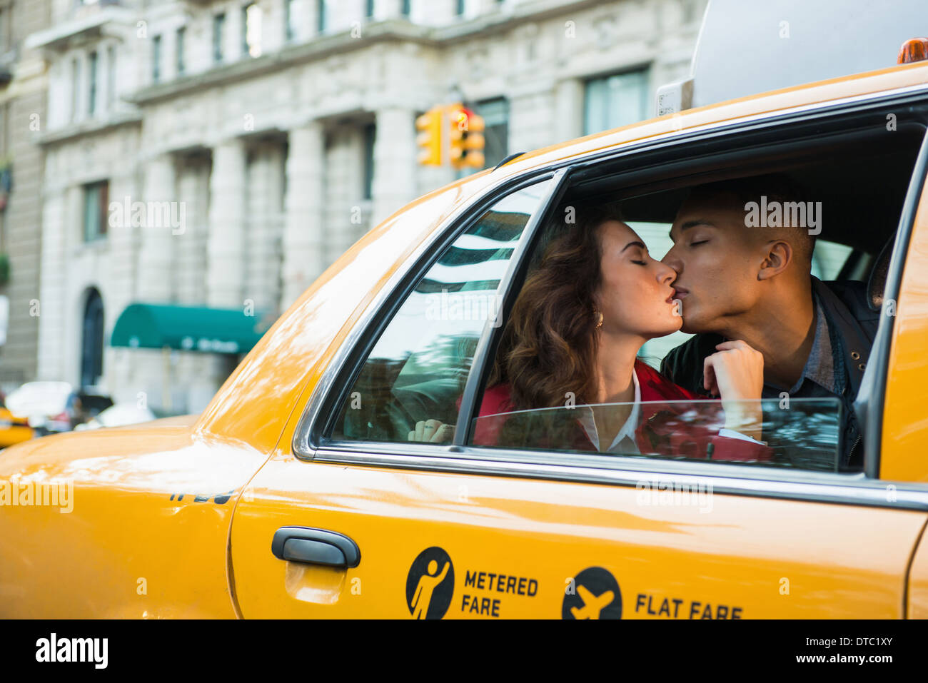 Jeune couple touristiques taxi jaune, New York City, USA Banque D'Images