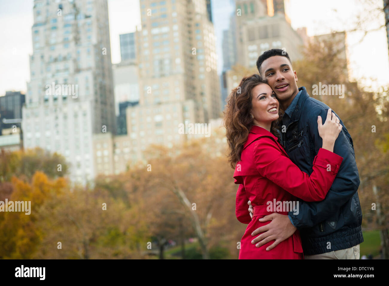 Jeune couple de touristes dans Central Park, New York City, USA Banque D'Images