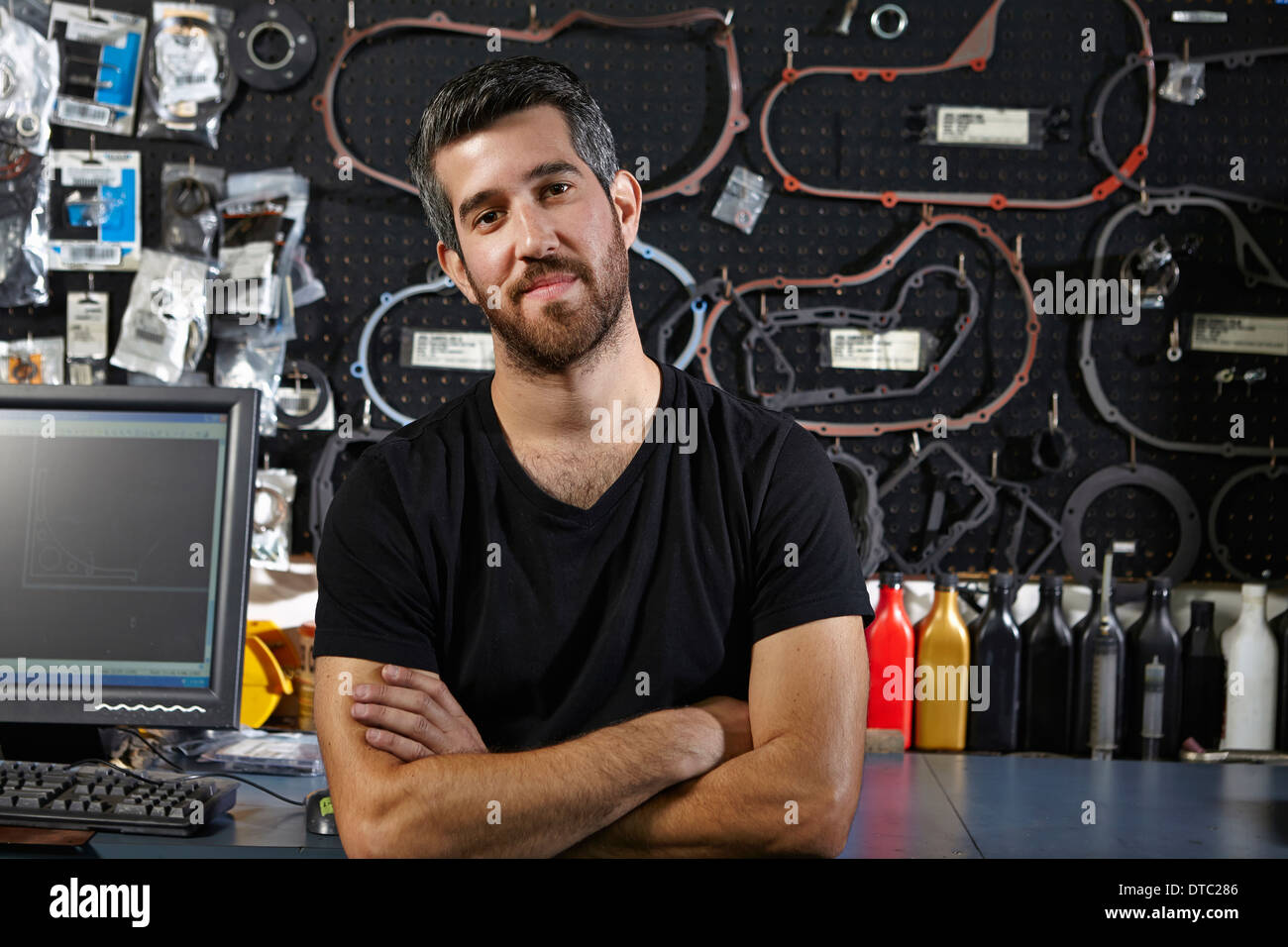 Portrait of mid adult man en moto shop Banque D'Images