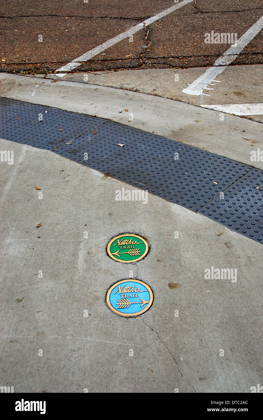 Les marqueurs de trottoir marquant le début de la ville de Natchez Natchez Trace sur le fleuve Mississippi Banque D'Images