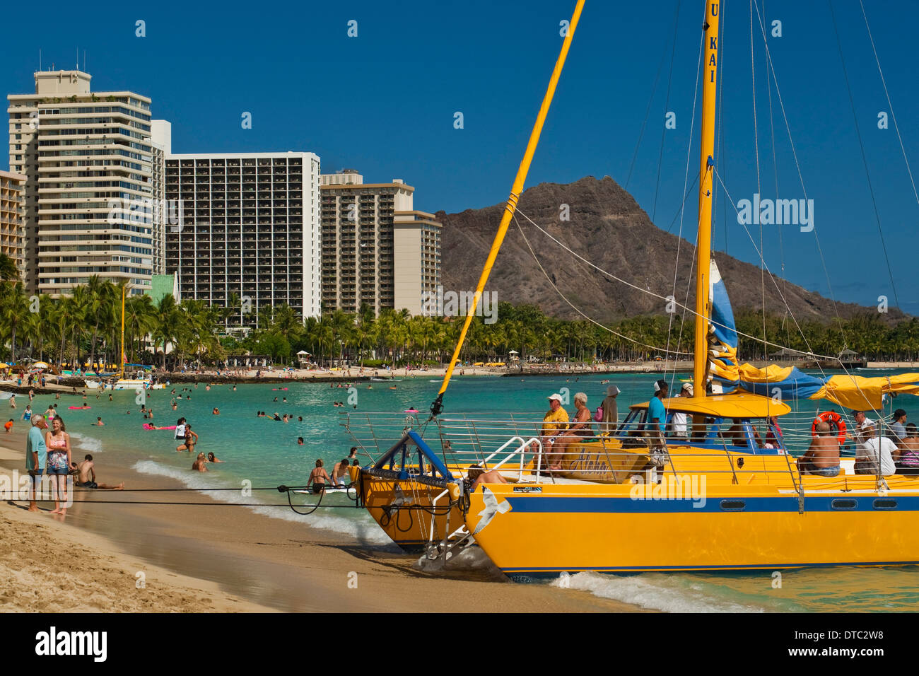 Bateau catamaran touristique, la plage de Waikiki, Honolulu, Oahu, Hawaii Banque D'Images
