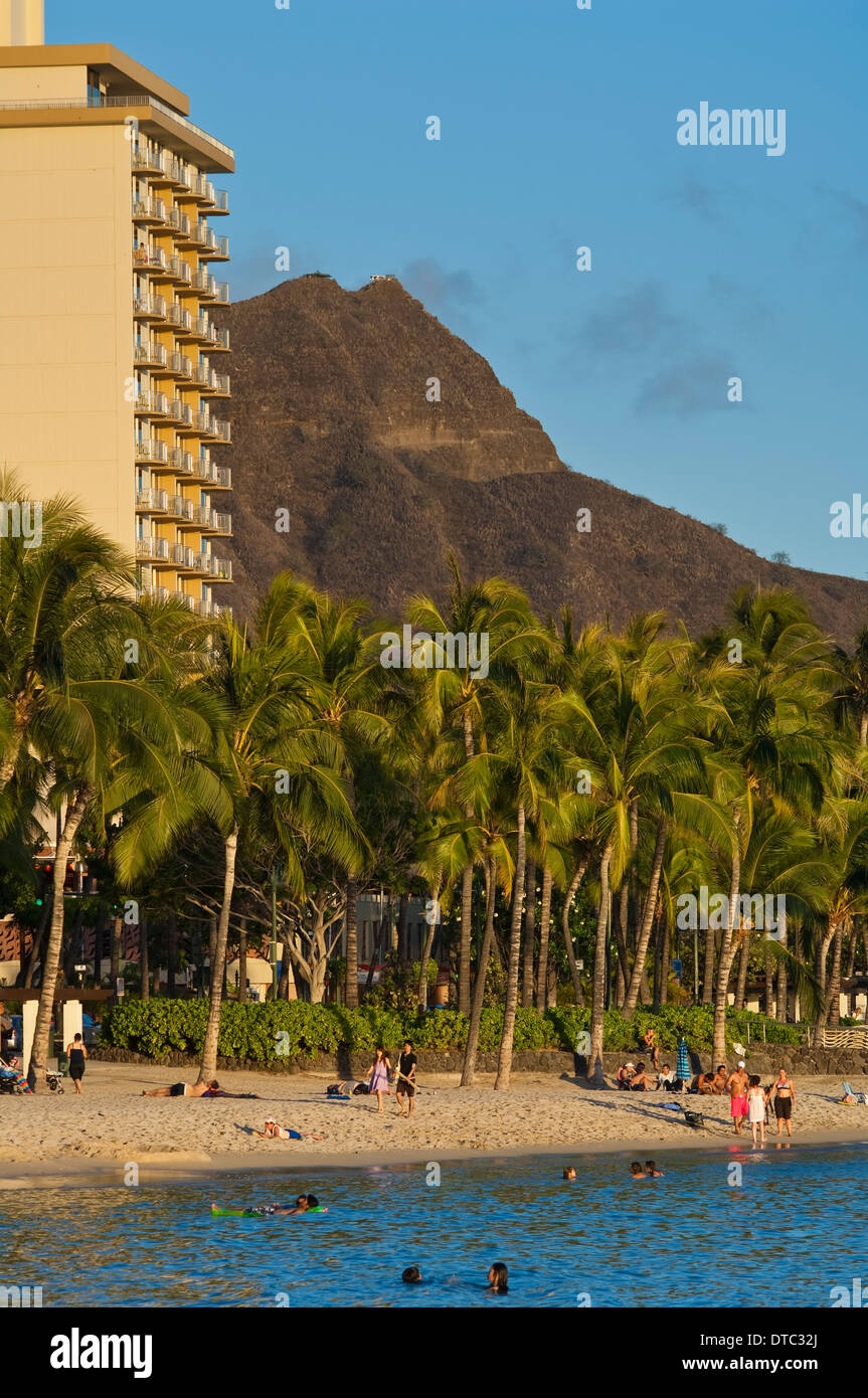 Diamond Head Crater au-dessus de Kuhio Beach Park, plage de Waikiki, Honolulu, Oahu, Hawaii Banque D'Images