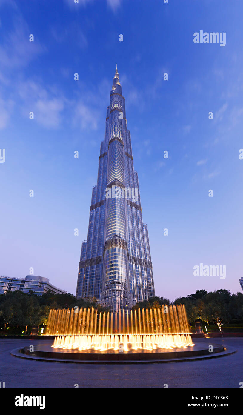 Fontaine en face du plus grand bâtiment Burj Khalifa à Dubaï Banque D'Images