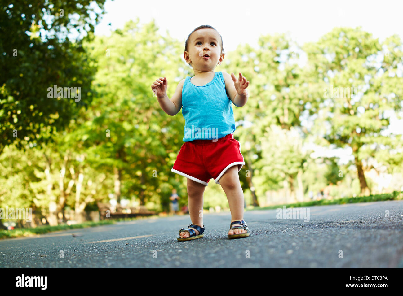 Bébé garçon debout sur le sentier du parc Banque D'Images