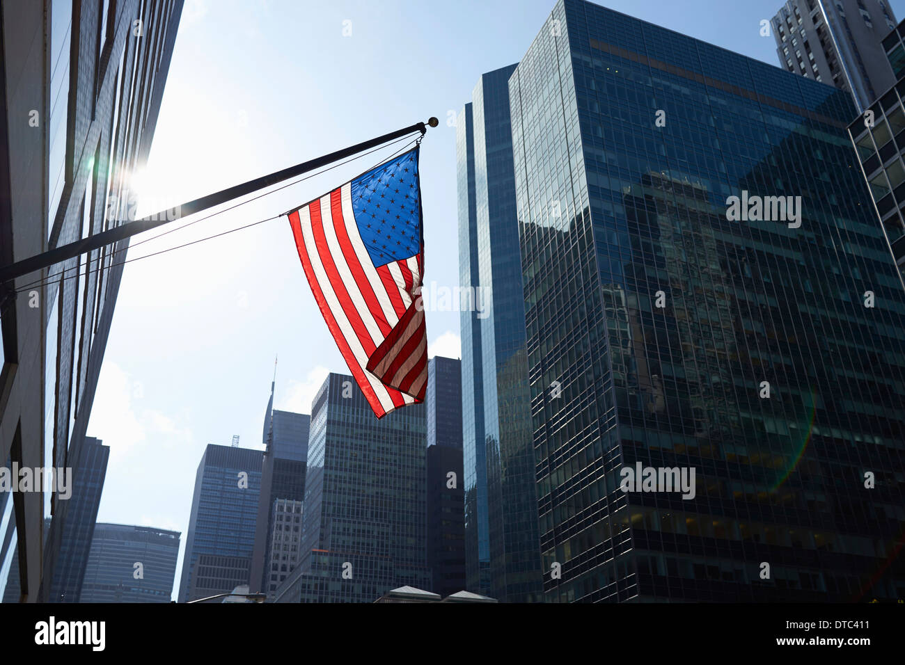 Drapeau américain et les édifices à bureaux, Manhattan, New York, USA Banque D'Images