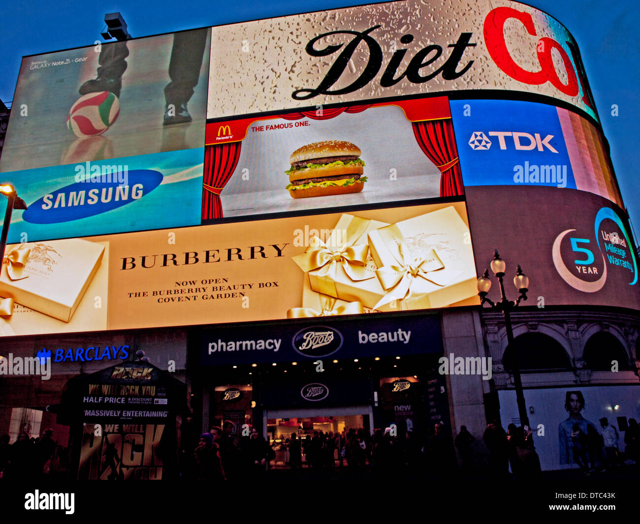 Panneaux néon à Piccadilly Circus, West End, Londres, Angleterre, Royaume-Uni Banque D'Images