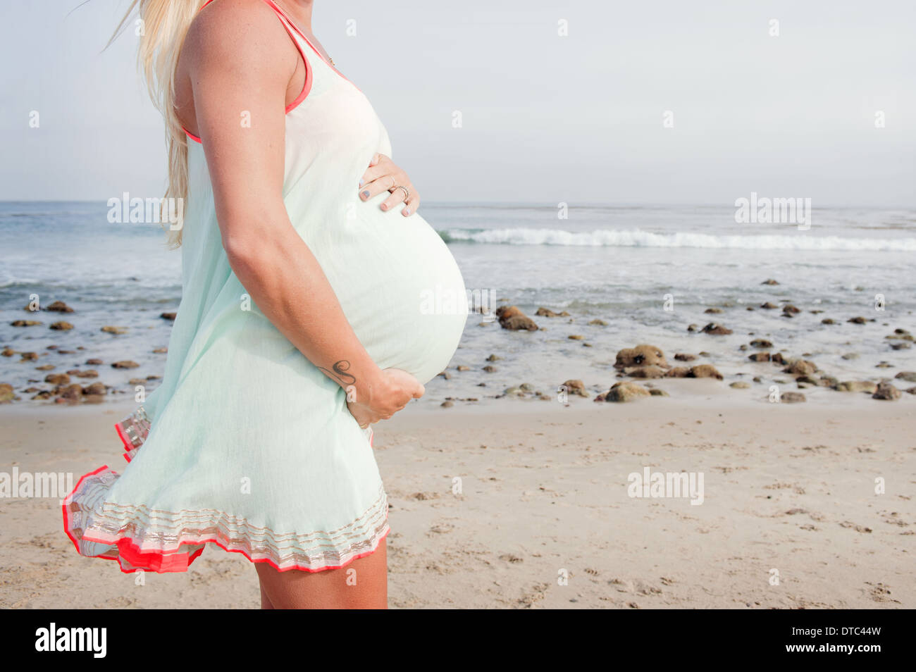 Portrait of pregnant young woman on beach Banque D'Images