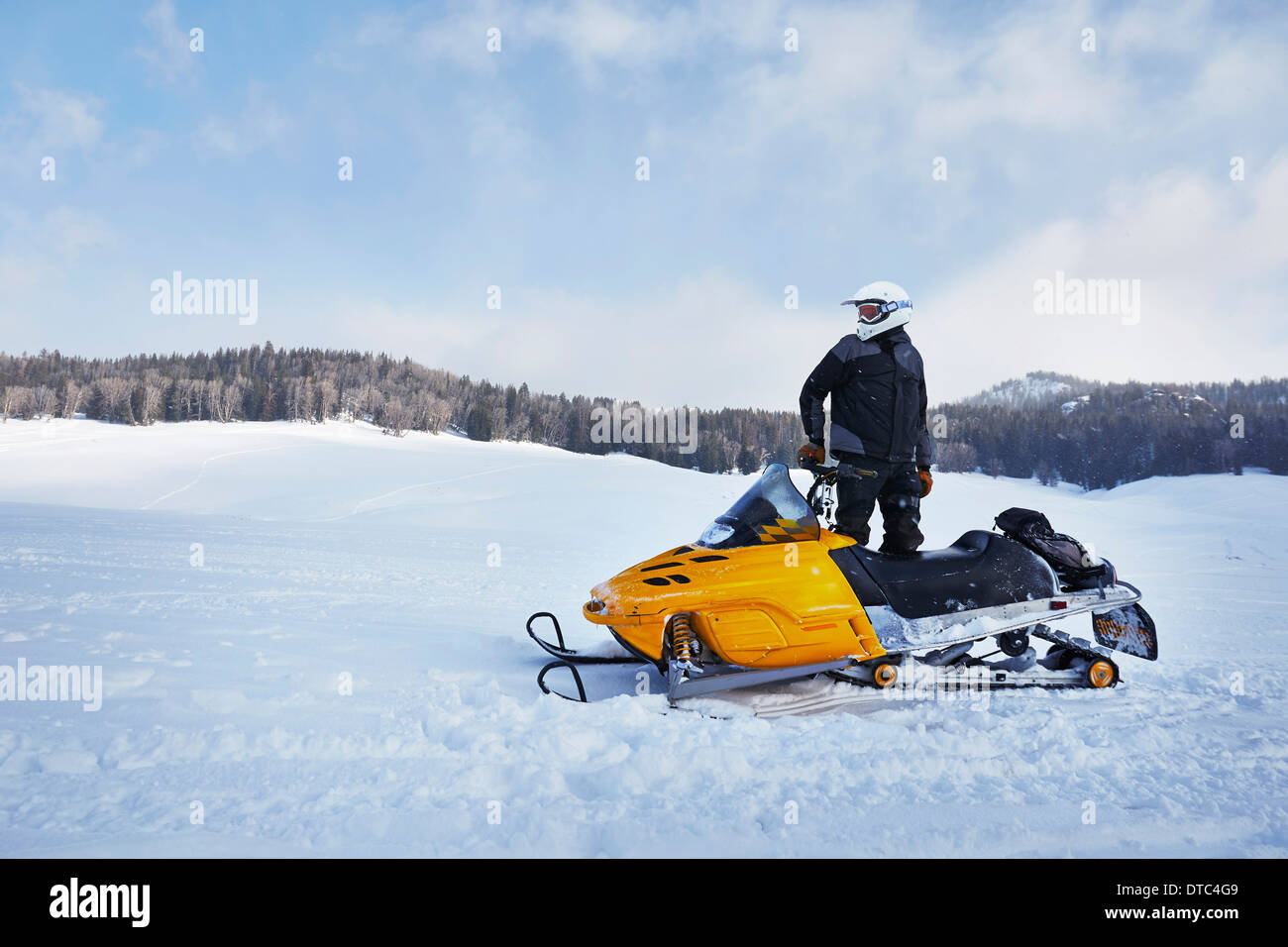 Mid adult man sur une motoneige, Togwotee Pass, Wyoming, USA Banque D'Images