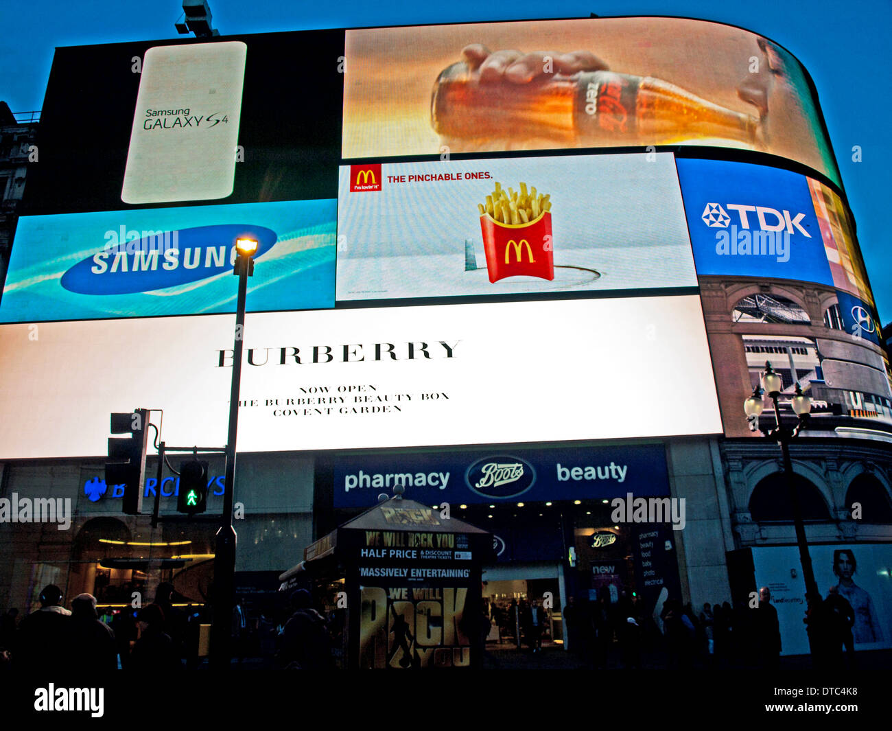 Panneaux néon à Piccadilly Circus, West End, Londres, Angleterre, Royaume-Uni Banque D'Images