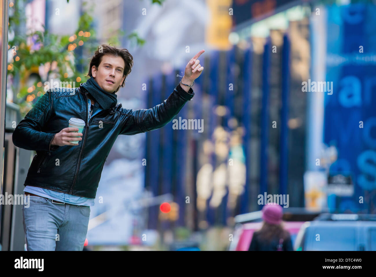 Jeune homme originaire de tourisme d'une cabine, New York City, USA Banque D'Images