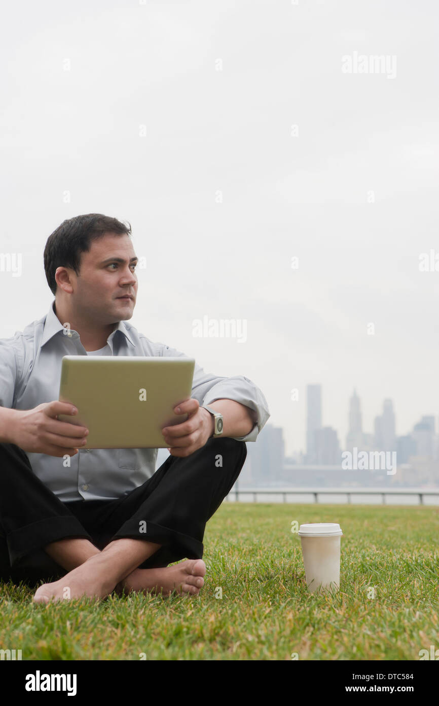 Businessman using laptop, Hoboken, New Jersey, USA Banque D'Images