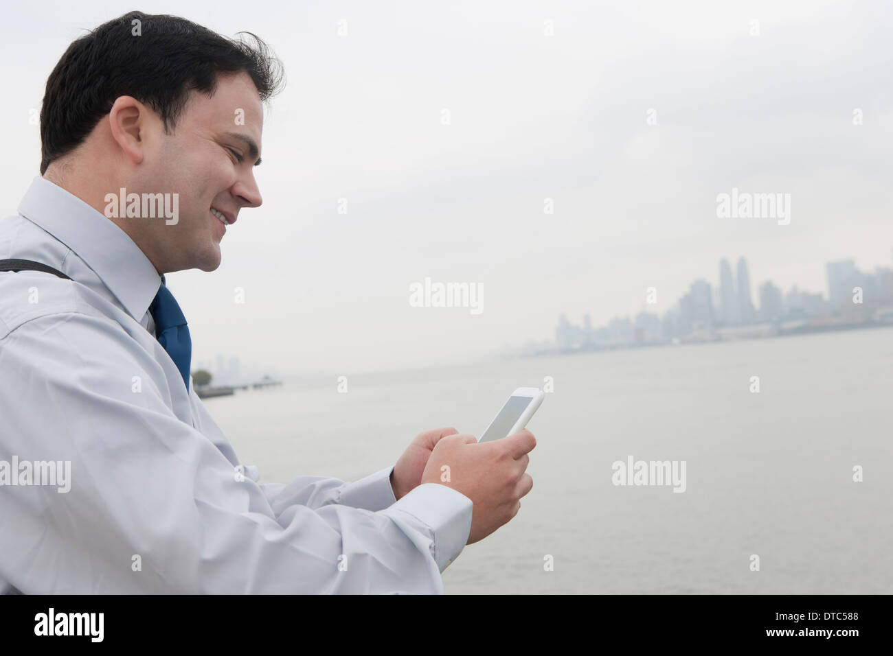 Businessman using cellular phone, Hoboken, New Jersey, USA Banque D'Images