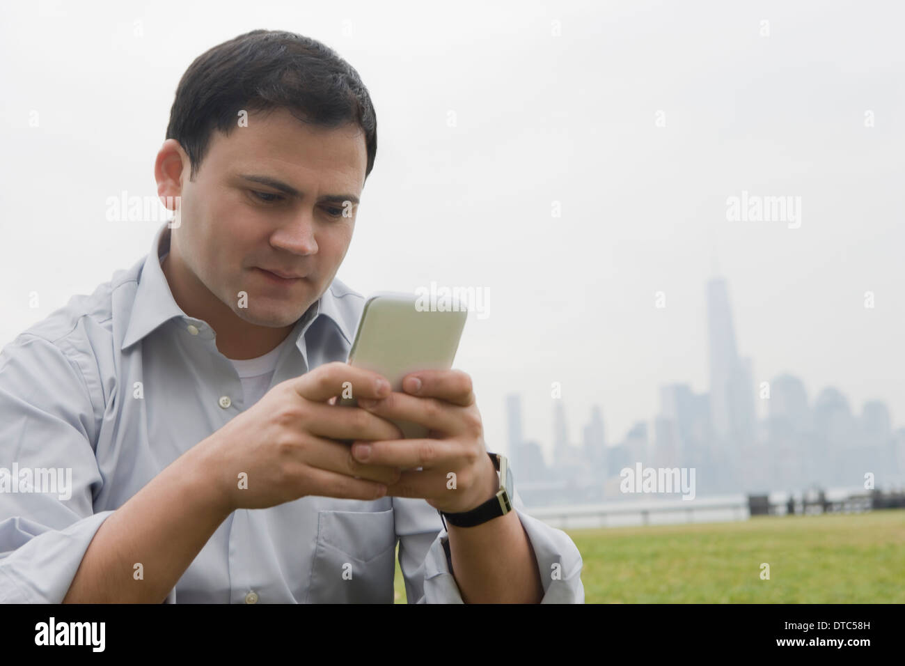 Businessman using cellular phone, Hoboken, New Jersey, USA Banque D'Images