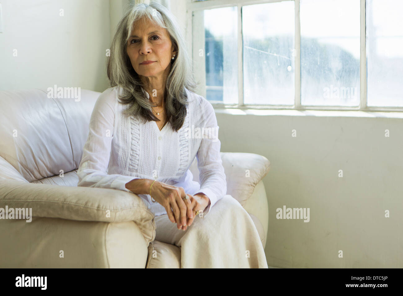 Portrait of senior woman sitting in vacances Banque D'Images