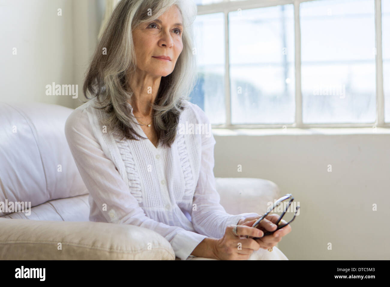 Portrait of attractive senior woman sitting in vacances Banque D'Images