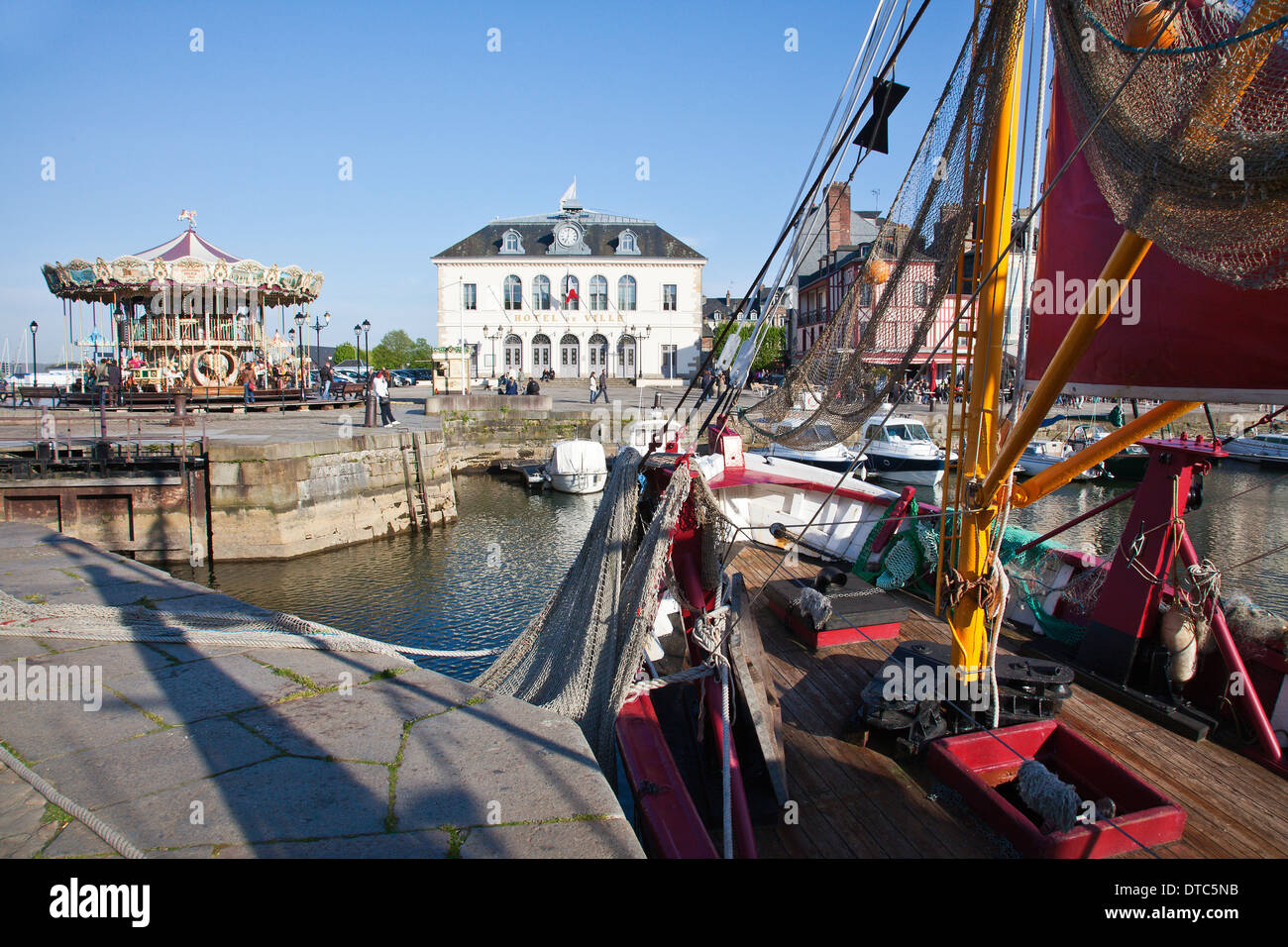Bateau de pêche, les yachts et les bateaux de plaisance amarrés dans le