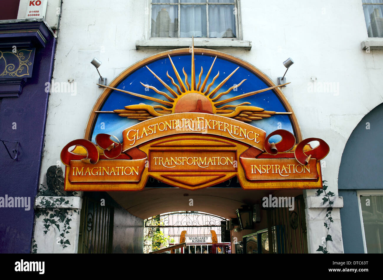 Signe au-dessus de l'entrée d'une petite arcade de boutiques de la rue principale, Glastonbury. Banque D'Images