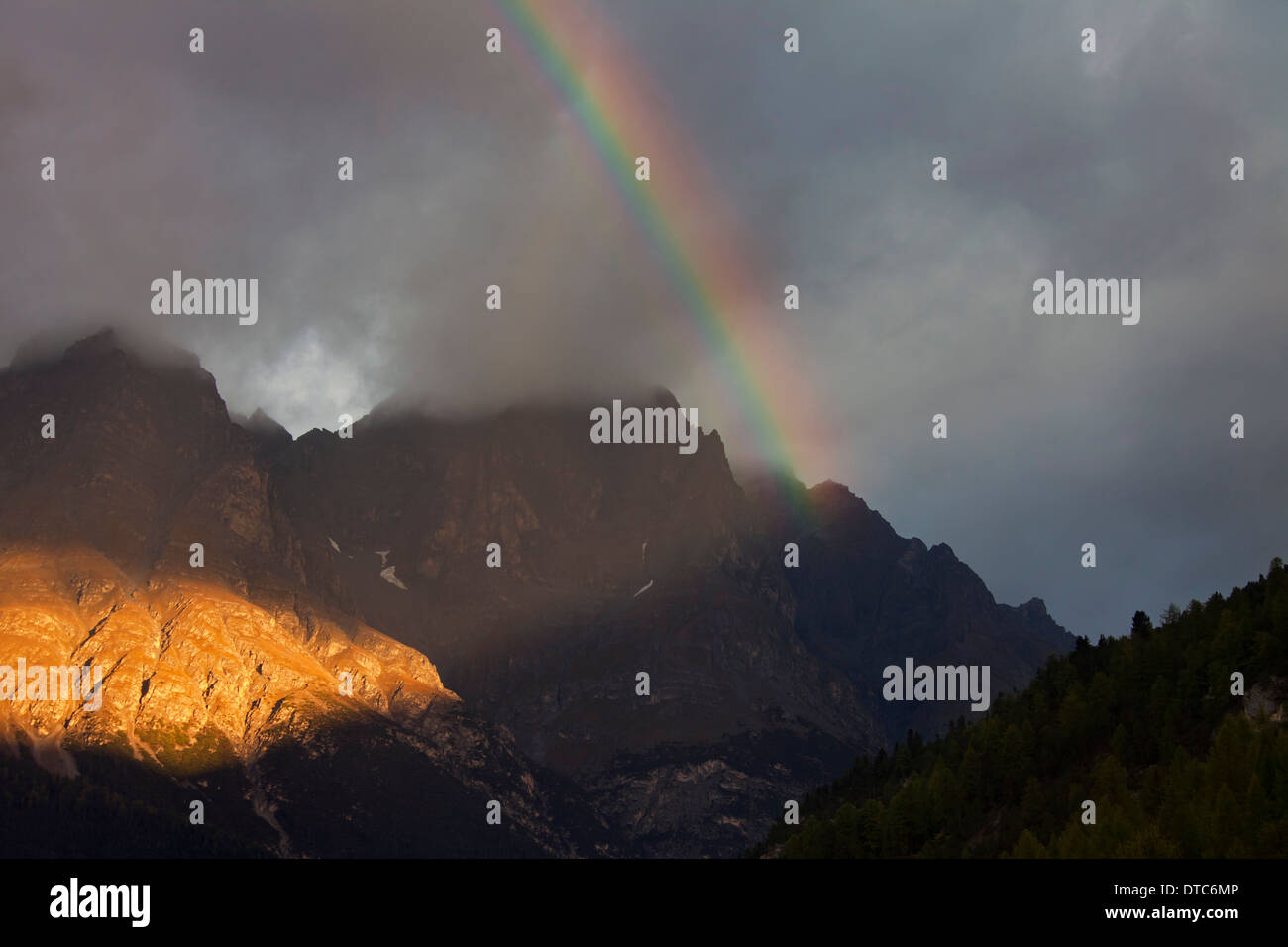 Arc-en-ciel sur les montagnes à Val Mingèr, Parc National Suisse à Graubünden / Grisons dans les Alpes, Suisse Banque D'Images