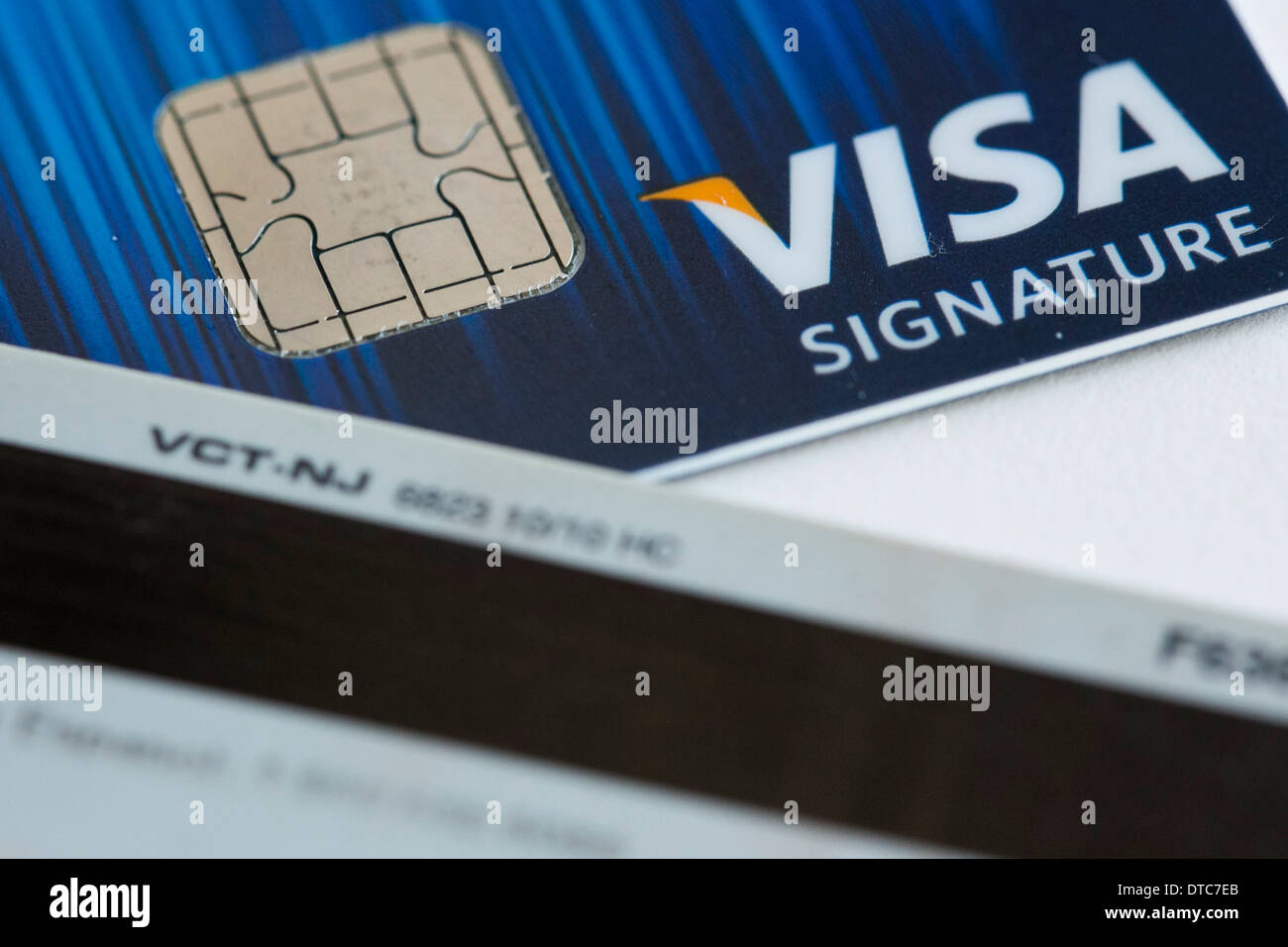 Un Visa carte de crédit offrant une carte à puce EMV, aussi connu sous le nom de "Chip and PIN" juxtaposée à une carte à bande magnétique. Banque D'Images