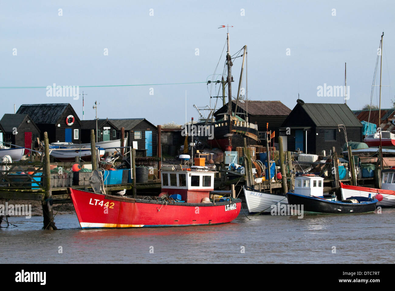 Port de Southwold montrant des bateaux de pêche, des cabanes de pêcheurs et de bateaux de travaux Banque D'Images