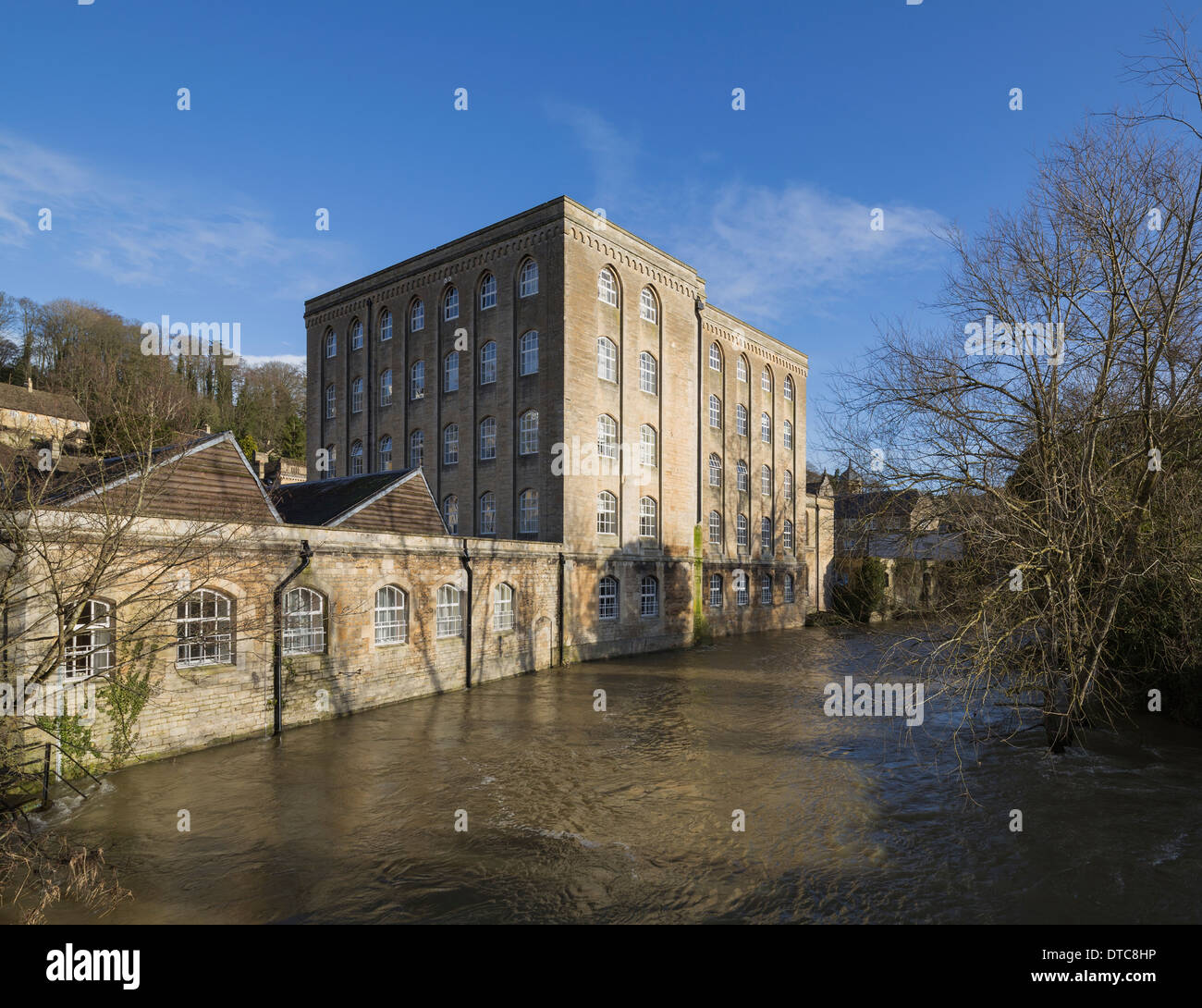 Vue de l'Abbey Mill à Bradford on Avon lors des inondations de 2014 montrant la hauteur de la rivière. Banque D'Images