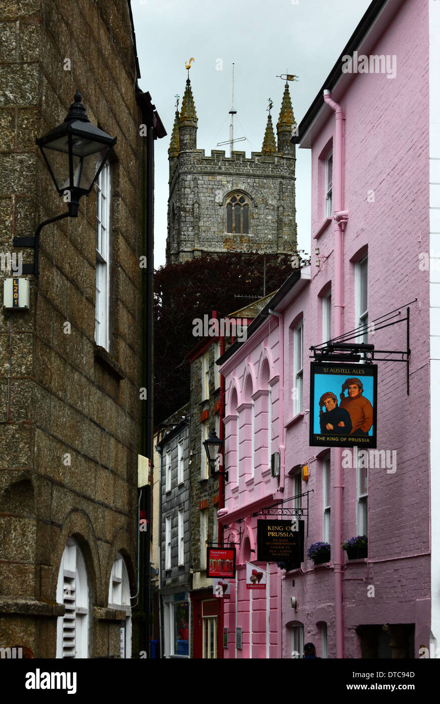 Tour de l'église St Finbarr et roi de Prusse pub dans le centre de Fowey Cornwall , , Angleterre Banque D'Images