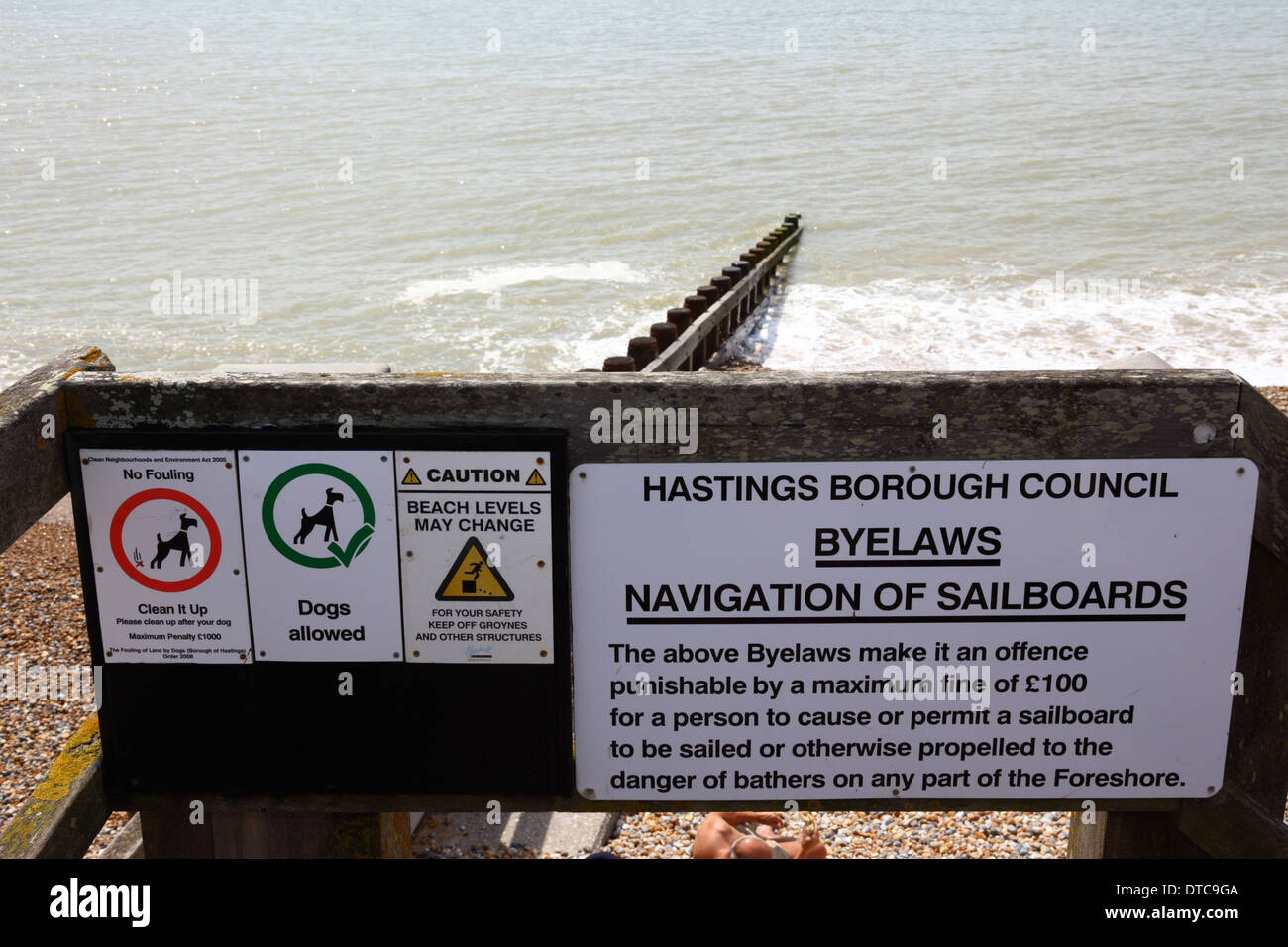 Chiens acceptés, pas de salissure de chien, le niveau de la plage peut changer et les panneaux de planche à voile peuvent être utilisés sur le point d'accès à la plage, St Leonards on Sea, East Sussex Banque D'Images