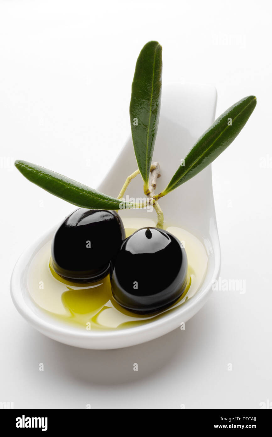 L'huile d'olive olives noires aceituna negra en aceite de oliva virgen extra Banque D'Images