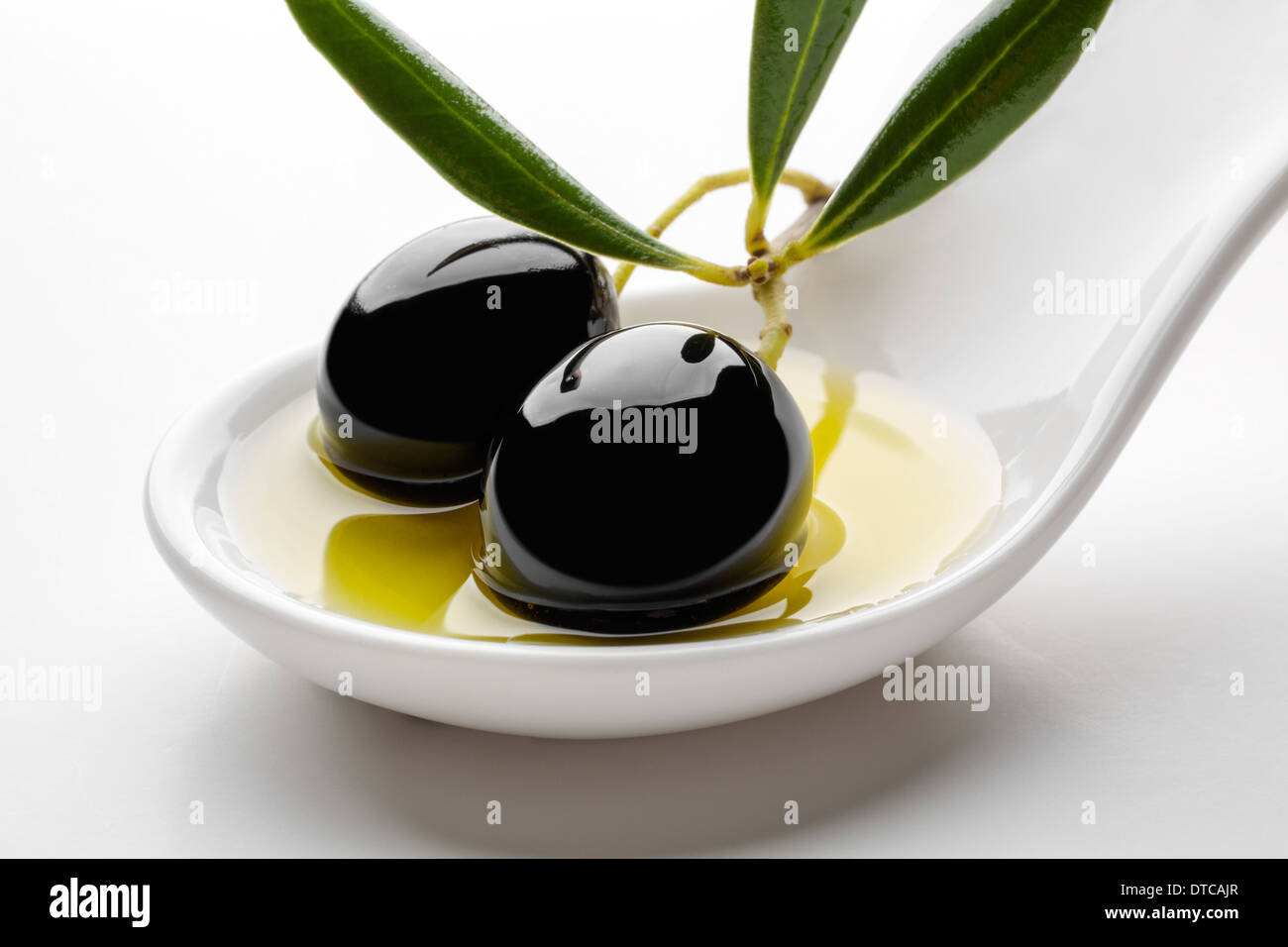 L'huile d'olive olives noires aceituna negra en aceite de oliva virgen extra Banque D'Images