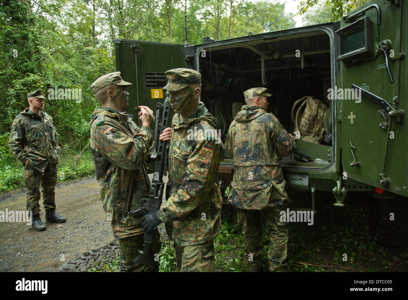 Illkirch- Grafenstaden, France, les soldats de JgBtl 291 à un Uebungseinheit dans la forêt Banque D'Images