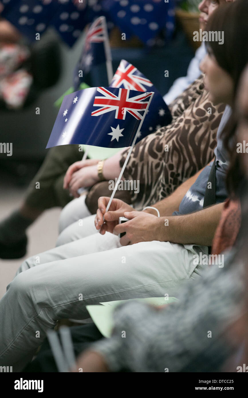 Les gens à assister à une cérémonie de citoyenneté australienne Banque D'Images