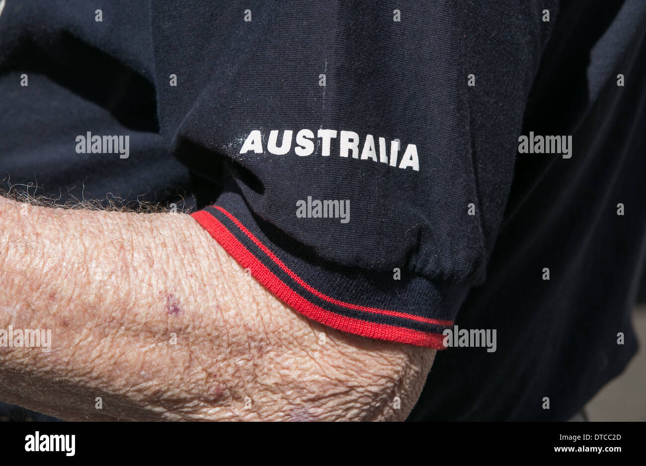 Pensionné portant un t shirt avec logo de l'Australie Banque D'Images