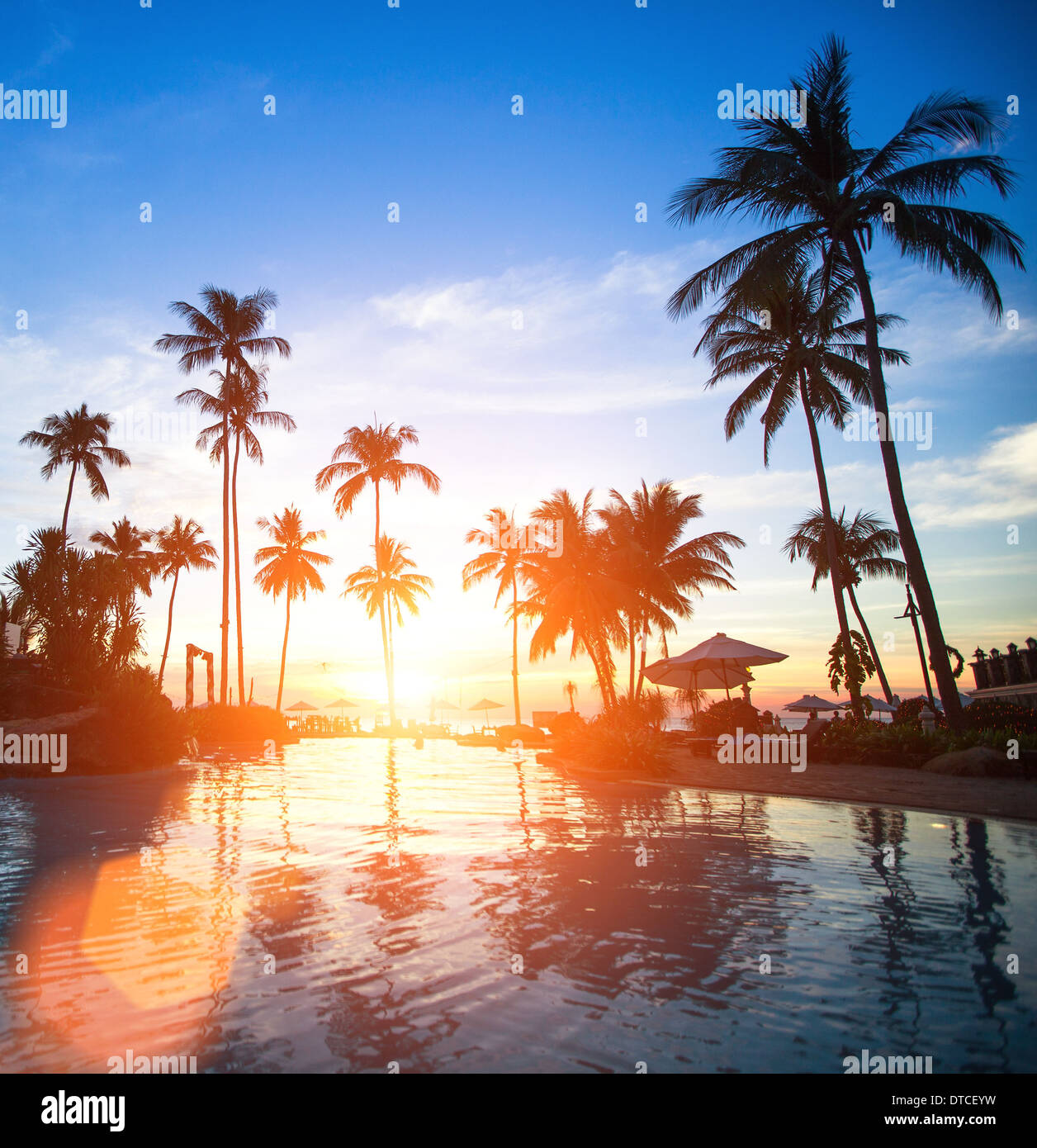 Coucher du soleil sur une plage de luxe de tropiques. Banque D'Images