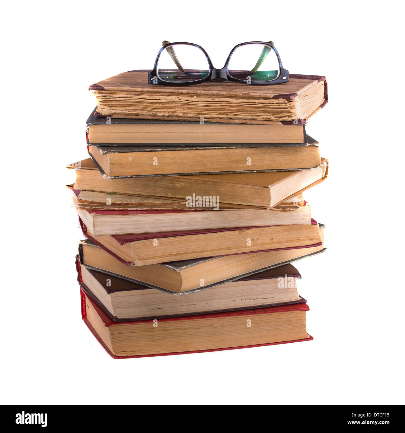 Pile de vieux livres et spectacles en épaisseur, cerclées de isolé sur fond blanc. Banque D'Images