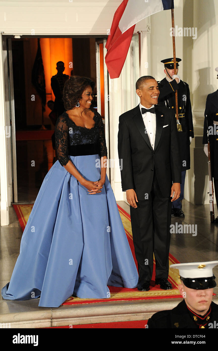 Le président américain Barack Obama et la Première Dame Michelle Obama pour attendre l'arrivée du président français, François Hollande, pour un dîner d'État à la Maison Blanche le 11 février 2014 à Washington, D.C. Banque D'Images