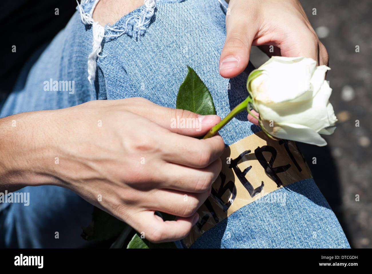 Caracas, Venezuela. Feb 14, 2014. Un manifestant tient une fleur au cours d'une manifestation demande justice pour les morts dans les manifestations le 12 février à Caracas, capitale du Venezuela, le 14 février, 2014. Credit : Boris Vergara/Xinhua/Alamy Live News Banque D'Images