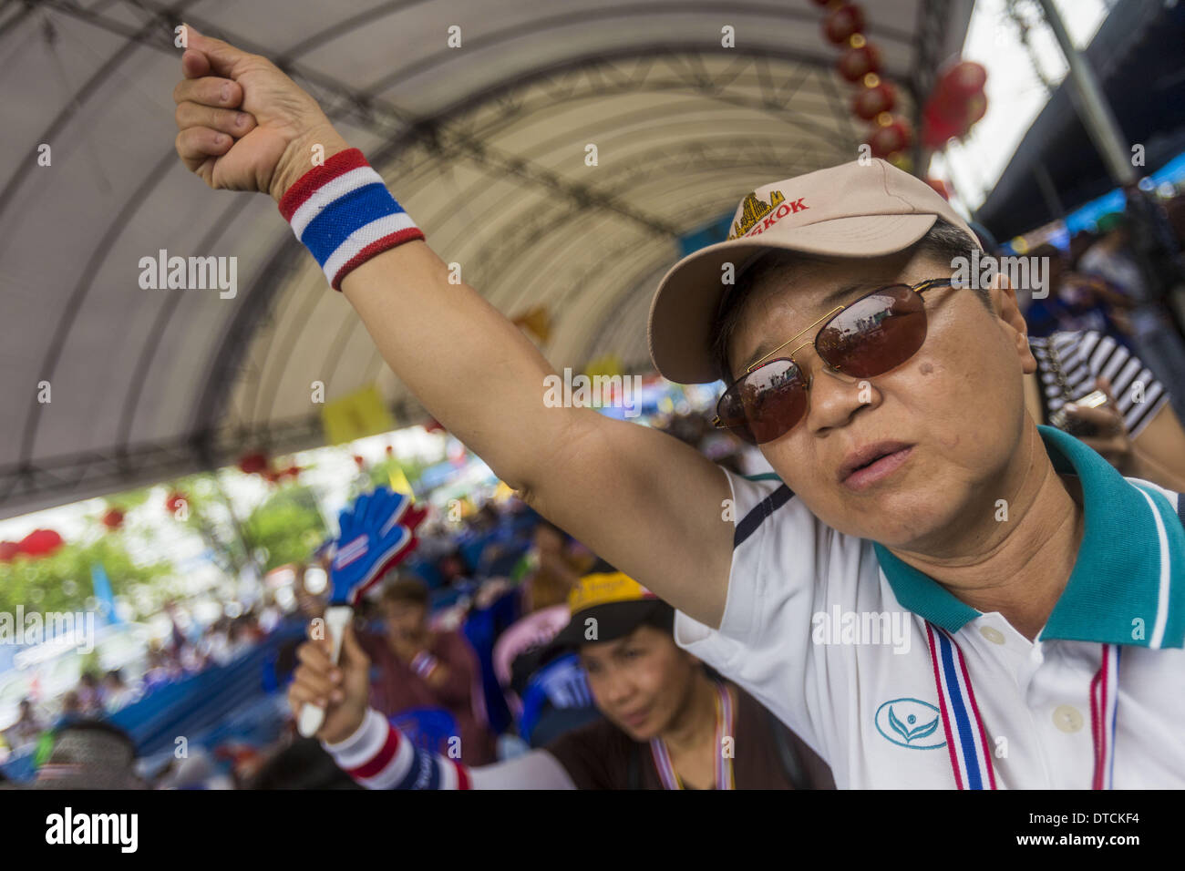 Bangkok, Thaïlande. Feb 15, 2014. Un manifestant anti-gouvernement applaudit un anti-gouvernement le président à l'étape de la-23 Phethburi Road Soi 15 Fermeture du gouvernement anti-manifestations de Bangkok. Les manifestations, organisées par le Comité de réforme démocratique du peuple (PDRC), ont essayé d'arrêter la capitale thaïlandaise, mais les foules sur les sites sont de plus en plus petits et de la police ont pris de nouveau un couple de sites de protestation. Crédit : Jack Kurtz/ZUMAPRESS.com/Alamy Live News Banque D'Images