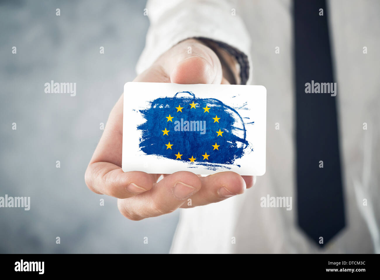 Businessman holding européenne carte de visite avec drapeau de l'Union européenne. La coopération internationale, les investissements. Banque D'Images