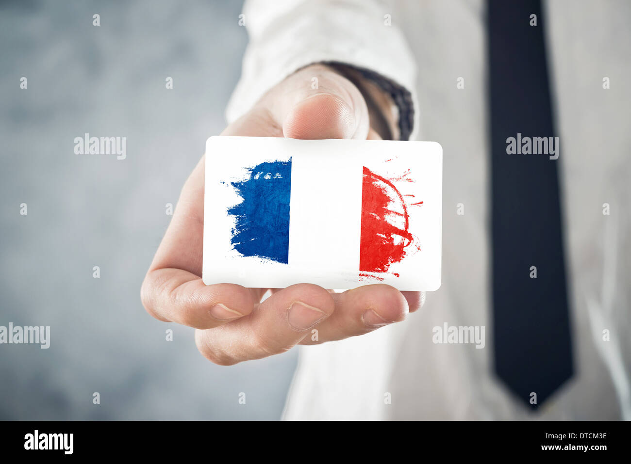 Businessman holding française avec carte de France Flag. La coopération internationale, les investissements, les occasions d'affaires Banque D'Images