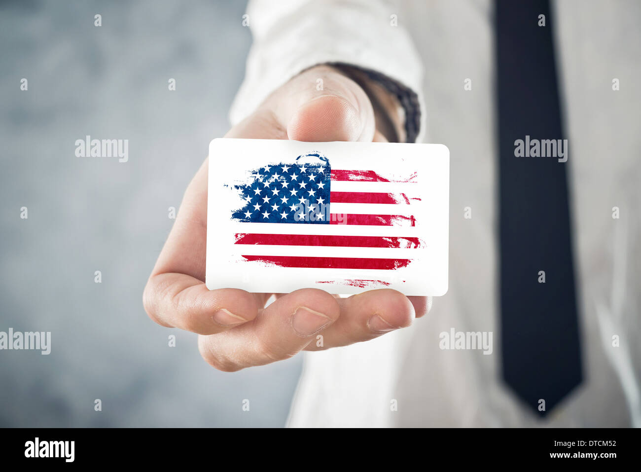 American Businessman holding carte de visite avec USA Flag. La coopération internationale, les investissements, les affaires opportunites concept. Banque D'Images