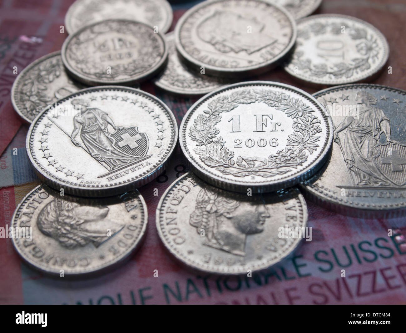 Pièces et billets en francs Banque D'Images