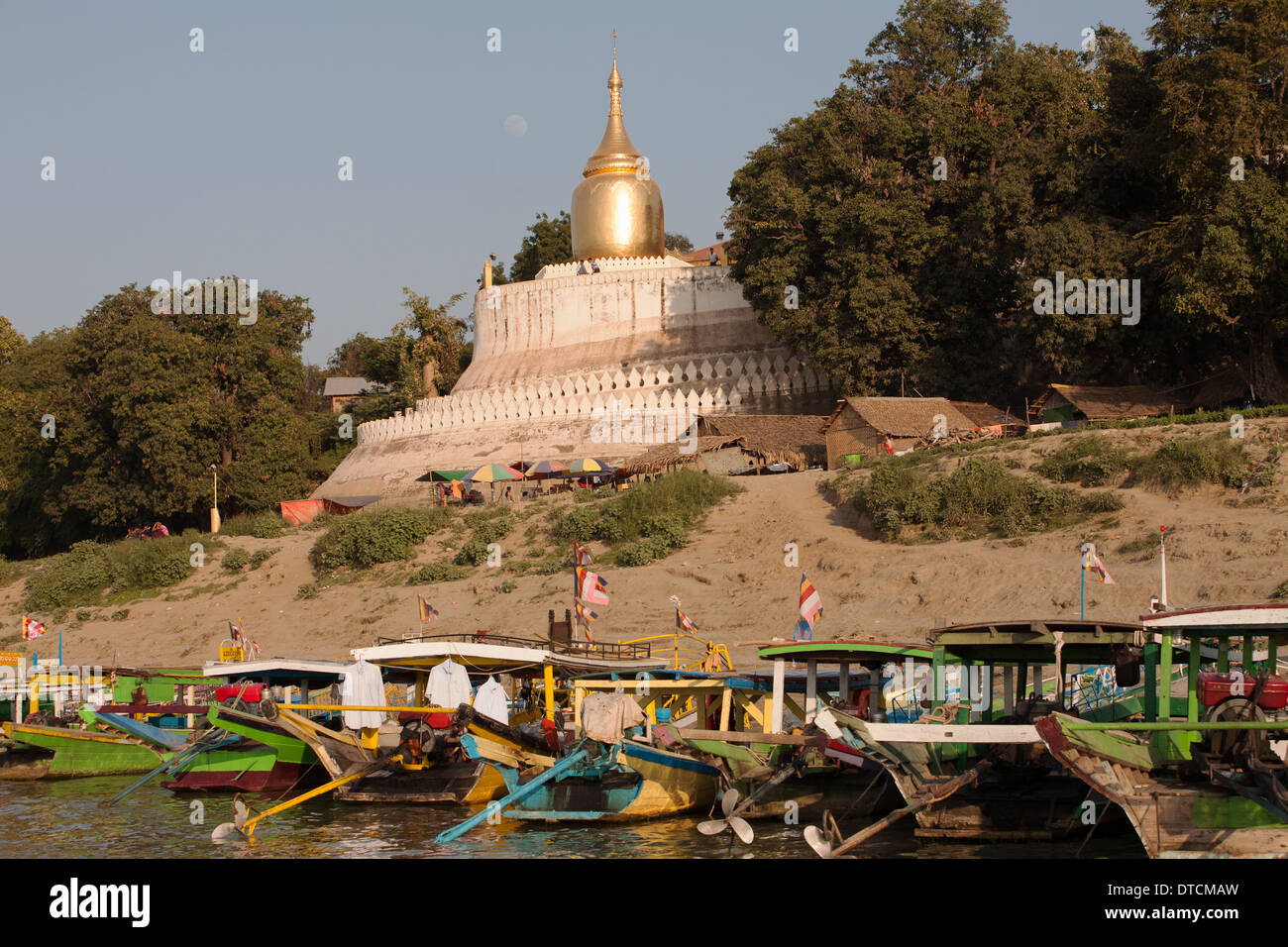 Points de vue d'un voyage en bateau 'dusk' sur le fleuve Ayeyarwady Bagan Banque D'Images
