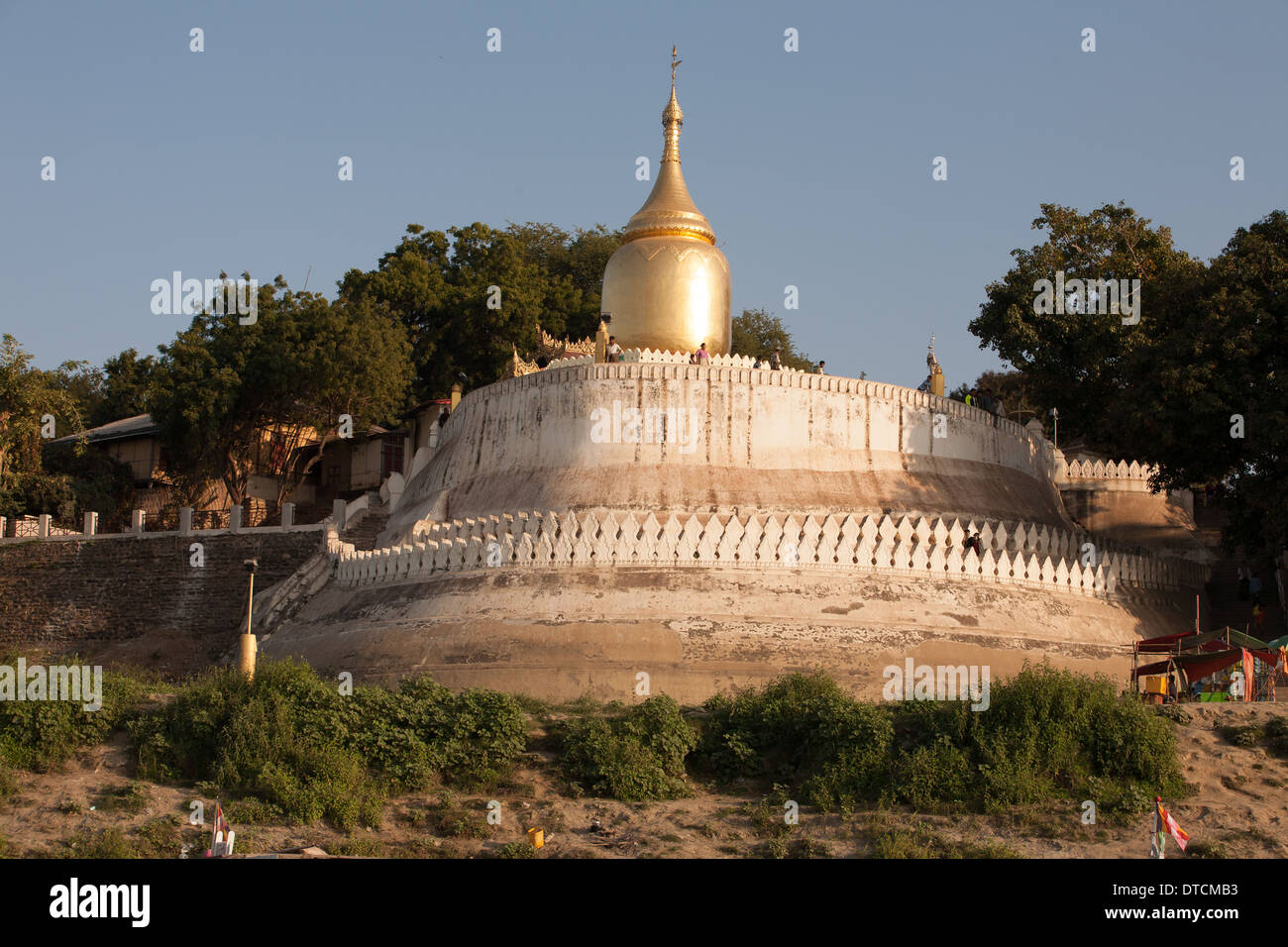 Points de vue d'un voyage en bateau 'dusk' sur le fleuve Ayeyarwady Bagan Banque D'Images