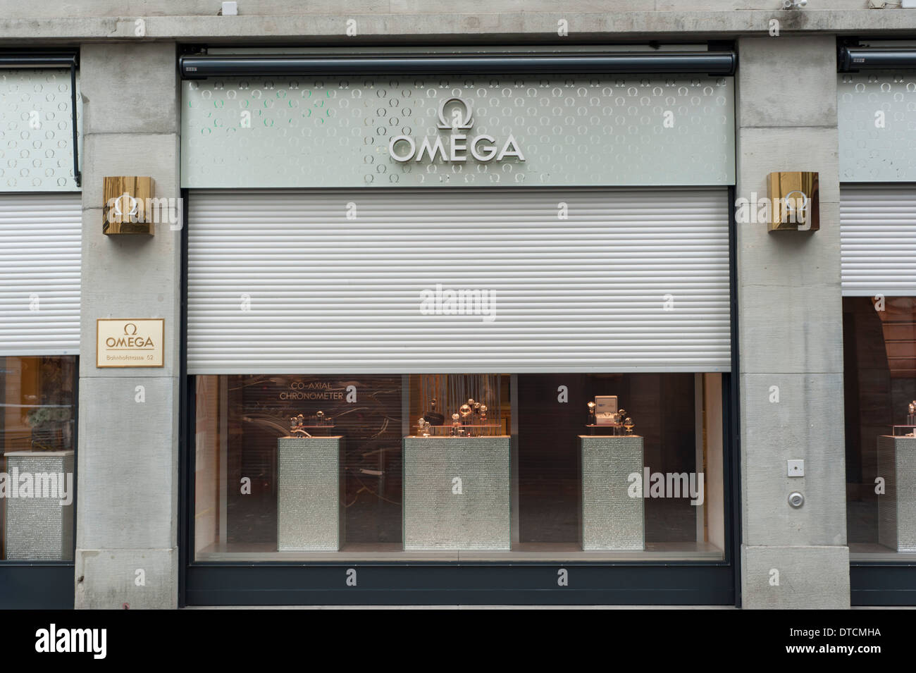 Demi fermée stores à rouleau sur un magasin de montres de luxe Omega dans le quartier commerçant de Zurich Bahnhofstrasse Banque D'Images