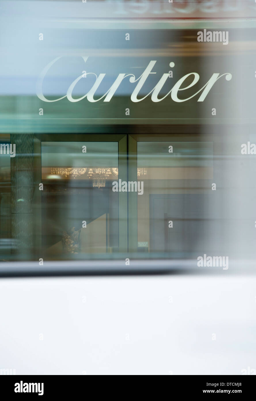 La bijouterie Cartier sur la Bahnhofstrasse de Zurich est en train de disparaître derrière un tramway qui passe Banque D'Images
