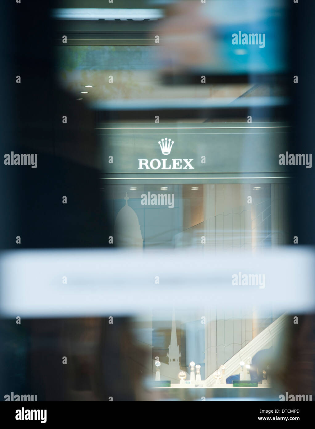 La vitrine d'une boutique de montres de luxe suisse Rolex sur la Bahnhofstrasse de Zurich est en train de disparaître derrière un tramway qui passe Banque D'Images