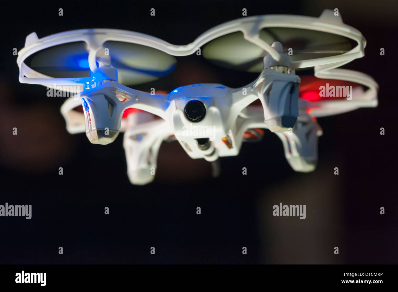 Drone avec caméra de cinéma professionnel survolant un parc d'été Photo  Stock - Alamy